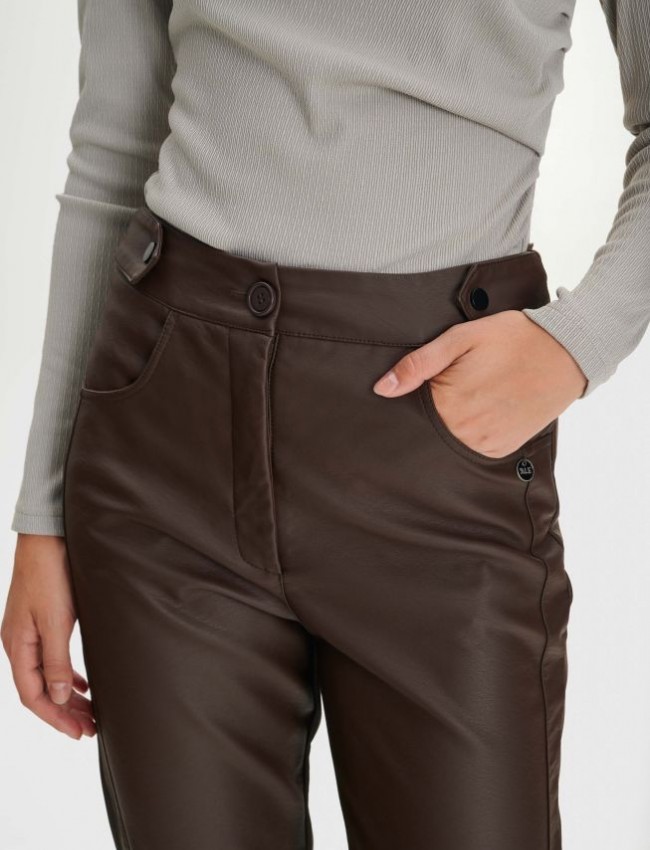 Καφέ ψηλόμεσο faux-leather παντελόνι σε ίσια γραμμή, πλαϊνές κάθετες ραφές, μπροστινές στρογγυλεμένες τσέπες, διακοσμητικά ζωνάκια στην μέση και κλείσιμο με κρυφό φερμουάρ και κουμπί ale 