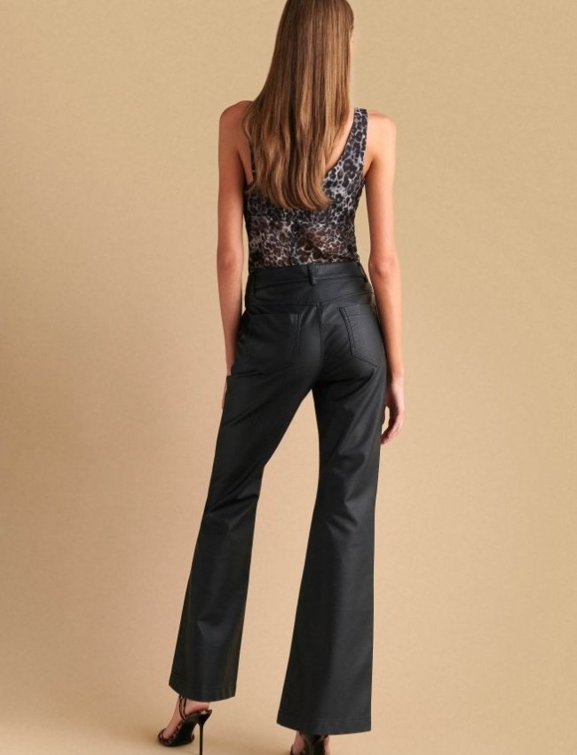 Μαύρη ψηλόμεση faux-leather παντελόνα σε ελαφρώς καμπάνα γραμμή, τετράγωνες τσέπες πίσω, πλαϊνές τσέπες και κλείσιμο με κρυφό φερμουάρ και κουμπί μπροστά Attrattivo