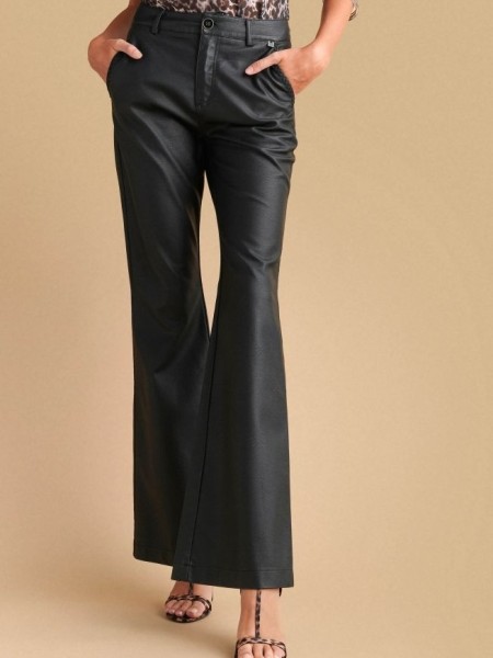 Μαύρη ψηλόμεση faux-leather παντελόνα σε ελαφρώς καμπάνα γραμμή, τετράγωνες τσέπες πίσω, πλαϊνές τσέπες και κλείσιμο με κρυφό φερμουάρ και κουμπί μπροστά Attrattivo