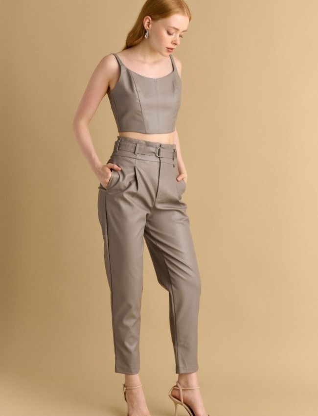 Μπεζ croco ψηλόμεσο faux-leather παντελόνι σε χαλαρή γραμμή, με μπροστινές πιέτες, κρυφές πλαϊνές τσέπες, κλείσιμο με κρυφό φερμουάρ και αποσπώμενη λεπτή ζώνη στη μέση Attrattivo
