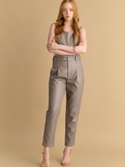 Μπεζ croco ψηλόμεσο faux-leather παντελόνι σε χαλαρή γραμμή, με μπροστινές πιέτες, κρυφές πλαϊνές τσέπες, κλείσιμο με κρυφό φερμουάρ και αποσπώμενη λεπτή ζώνη στη μέση Attrattivo