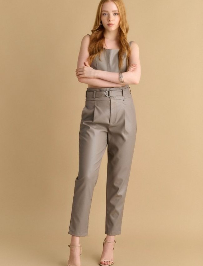 Μπεζ croco ψηλόμεσο faux-leather παντελόνι σε χαλαρή γραμμή, με μπροστινές πιέτες, κρυφές πλαϊνές τσέπες, κλείσιμο με κρυφό φερμουάρ και αποσπώμενη λεπτή ζώνη στη μέση Attrattivo