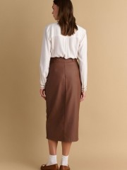 Ταμπά faux-leather midi φούστα, σε ίσια γραμμή, με τετράγωνες τσέπες μπροστά, σκίσιμο μπροστά, κλείσιμο με κρυφό φερμουάρ πίσω και αποσπωμένη ζώνη Attrattivo  