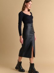 Μαύρη faux-leather midi φούστα, σε ίσια γραμμή, με τετράγωνες τσέπες μπροστά, σκίσιμο μπροστά, κλείσιμο με κρυφό φερμουάρ πίσω και αποσπωμένη ζώνη Attrattivo  