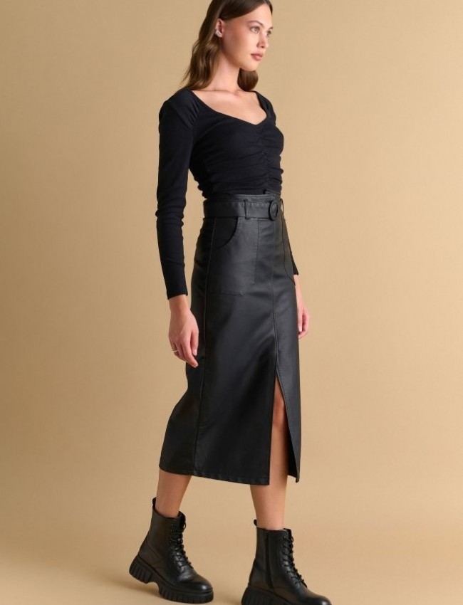 Μαύρη faux-leather midi φούστα, σε ίσια γραμμή, με τετράγωνες τσέπες μπροστά, σκίσιμο μπροστά, κλείσιμο με κρυφό φερμουάρ πίσω και αποσπωμένη ζώνη Attrattivo  