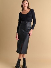 Μαύρη faux-leather midi φούστα, σε ίσια γραμμή, με τετράγωνες τσέπες μπροστά, σκίσιμο μπροστά, κλείσιμο με κρυφό φερμουάρ πίσω και αποσπωμένη ζώνη Attrattivo  