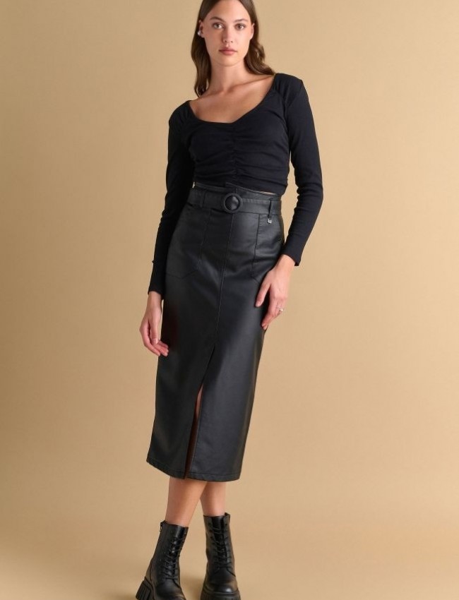 Μαύρη faux-leather midi φούστα, σε ίσια γραμμή, με τετράγωνες τσέπες μπροστά, σκίσιμο μπροστά, κλείσιμο με κρυφό φερμουάρ πίσω και αποσπωμένη ζώνη Attrattivo  