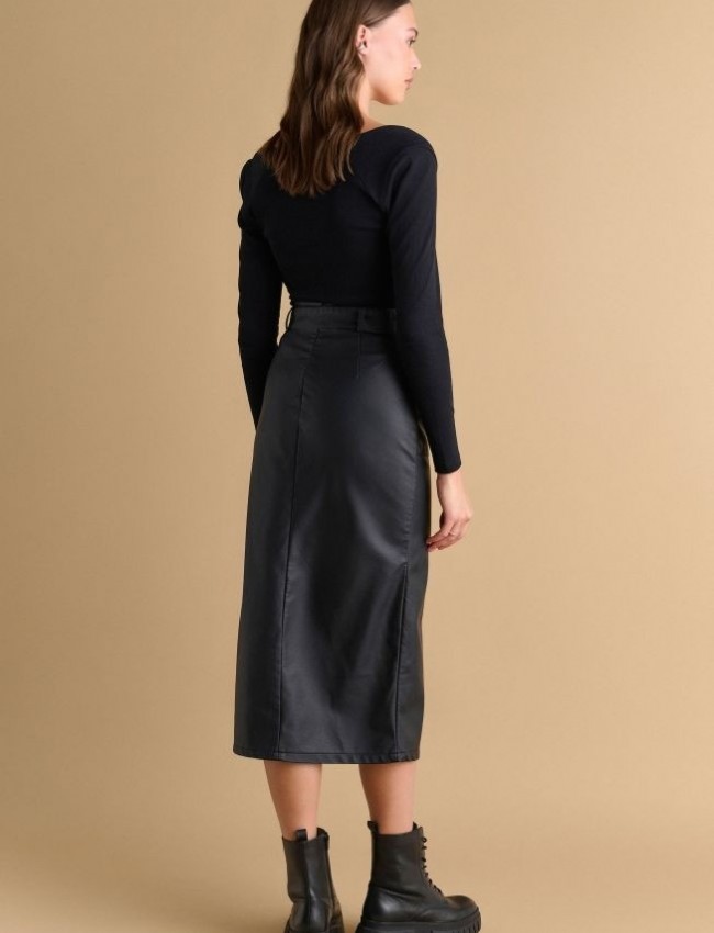 Μαύρη faux-leather midi φούστα, σε ίσια γραμμή, με τετράγωνες τσέπες μπροστά, σκίσιμο μπροστά, κλείσιμο με κρυφό φερμουάρ πίσω και αποσπωμένη ζώνη Attrattivo  