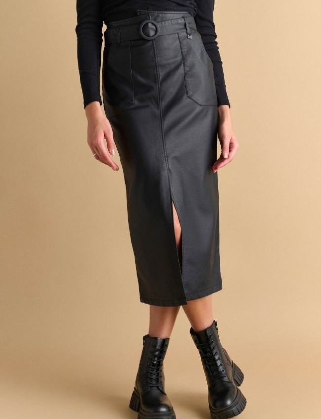 Μαύρη faux-leather midi φούστα, σε ίσια γραμμή, με τετράγωνες τσέπες μπροστά, σκίσιμο μπροστά, κλείσιμο με κρυφό φερμουάρ πίσω και αποσπωμένη ζώνη Attrattivo  