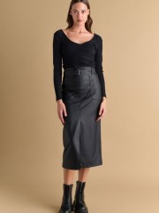 Μαύρη faux-leather midi φούστα, σε ίσια γραμμή, με τετράγωνες τσέπες μπροστά, σκίσιμο μπροστά, κλείσιμο με κρυφό φερμουάρ πίσω και αποσπωμένη ζώνη Attrattivo  
