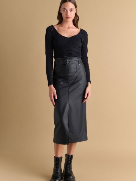 Μαύρη faux-leather midi φούστα, σε ίσια γραμμή, με τετράγωνες τσέπες μπροστά, σκίσιμο μπροστά, κλείσιμο με κρυφό φερμουάρ πίσω και αποσπωμένη ζώνη Attrattivo  