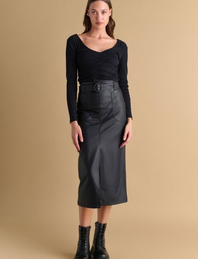 Μαύρη faux-leather midi φούστα, σε ίσια γραμμή, με τετράγωνες τσέπες μπροστά, σκίσιμο μπροστά, κλείσιμο με κρυφό φερμουάρ πίσω και αποσπωμένη ζώνη Attrattivo  