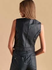 Μαύρο αμάνικο faux-leather γιλέκο σε ίσια γραμμή, με διακοσμητικά τρουκς, τούλινες λεπτομέρειες και μπροστινό κλείσιμο με 4 κουμπιά Attrattivo