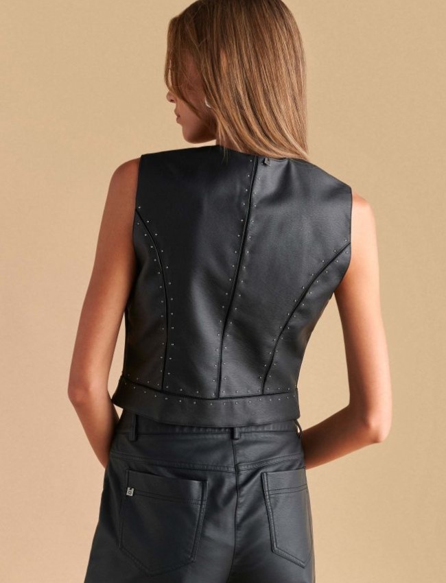 Μαύρο αμάνικο faux-leather γιλέκο σε ίσια γραμμή, με διακοσμητικά τρουκς, τούλινες λεπτομέρειες και μπροστινό κλείσιμο με 4 κουμπιά Attrattivo