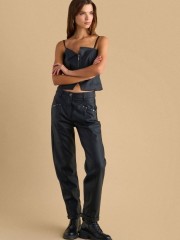 Μαύρο ψηλόμεσο faux-leather παντελόνι σε ίσια γραμμή, μικρό ρεβέρ στον ποδόγυρο, διακοσμητικές ραφές, μπροστινές πλαγιές τσέπες με διακοσμητικά τρουκς και κλείσιμο κρυφό φερμουάρ και κουμπί μπροστά Attrattivo 