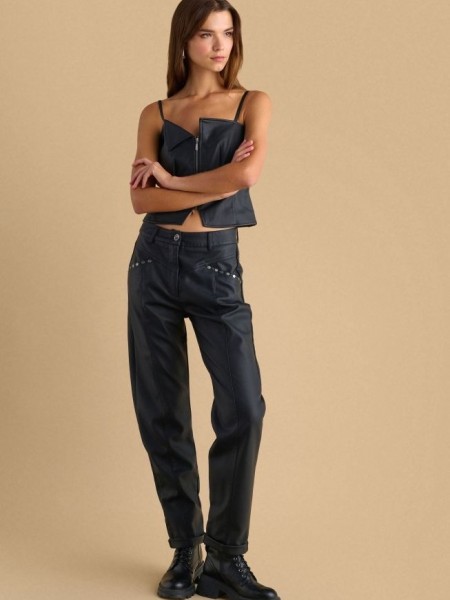 Μαύρο ψηλόμεσο faux-leather παντελόνι σε ίσια γραμμή, μικρό ρεβέρ στον ποδόγυρο, διακοσμητικές ραφές, μπροστινές πλαγιές τσέπες με διακοσμητικά τρουκς και κλείσιμο κρυφό φερμουάρ και κουμπί μπροστά Attrattivo 