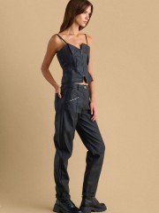 Μαύρο ψηλόμεσο faux-leather παντελόνι σε ίσια γραμμή, μικρό ρεβέρ στον ποδόγυρο, διακοσμητικές ραφές, μπροστινές πλαγιές τσέπες με διακοσμητικά τρουκς και κλείσιμο κρυφό φερμουάρ και κουμπί μπροστά Attrattivo 