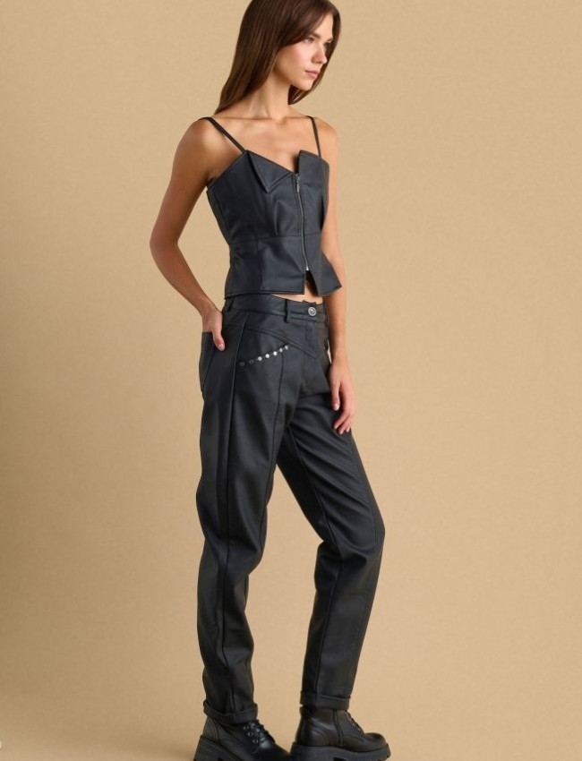 Μαύρο ψηλόμεσο faux-leather παντελόνι σε ίσια γραμμή, μικρό ρεβέρ στον ποδόγυρο, διακοσμητικές ραφές, μπροστινές πλαγιές τσέπες με διακοσμητικά τρουκς και κλείσιμο κρυφό φερμουάρ και κουμπί μπροστά Attrattivo 
