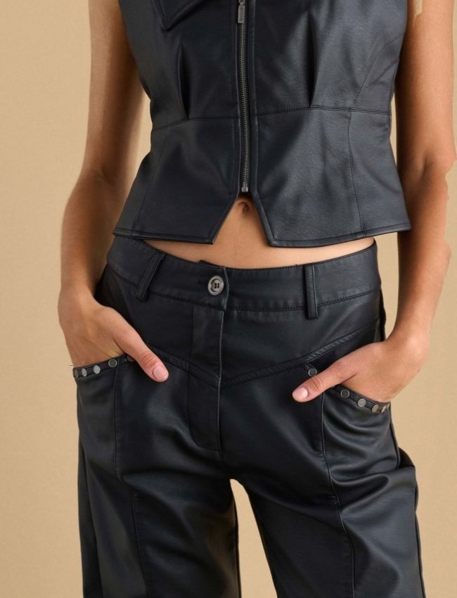 Μαύρο ψηλόμεσο faux-leather παντελόνι σε ίσια γραμμή, μικρό ρεβέρ στον ποδόγυρο, διακοσμητικές ραφές, μπροστινές πλαγιές τσέπες με διακοσμητικά τρουκς και κλείσιμο κρυφό φερμουάρ και κουμπί μπροστά Attrattivo 