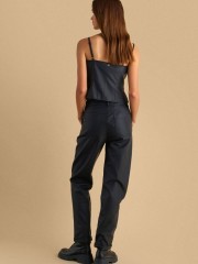 Μαύρο ψηλόμεσο faux-leather παντελόνι σε ίσια γραμμή, μικρό ρεβέρ στον ποδόγυρο, διακοσμητικές ραφές, μπροστινές πλαγιές τσέπες με διακοσμητικά τρουκς και κλείσιμο κρυφό φερμουάρ και κουμπί μπροστά Attrattivo 