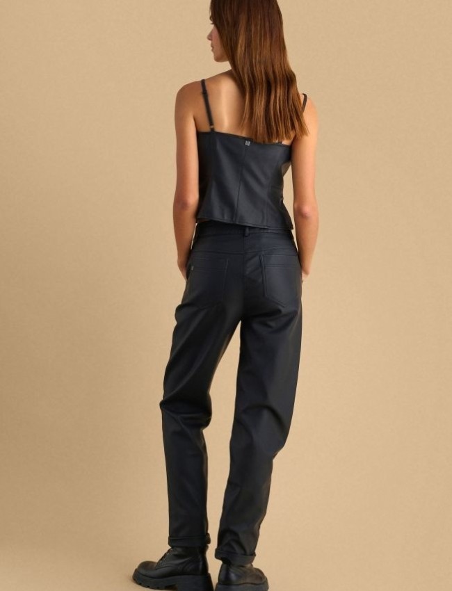 Μαύρο ψηλόμεσο faux-leather παντελόνι σε ίσια γραμμή, μικρό ρεβέρ στον ποδόγυρο, διακοσμητικές ραφές, μπροστινές πλαγιές τσέπες με διακοσμητικά τρουκς και κλείσιμο κρυφό φερμουάρ και κουμπί μπροστά Attrattivo 