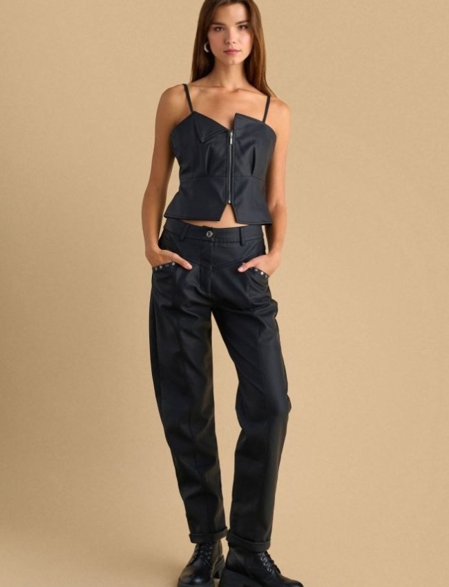 Μαύρο ψηλόμεσο faux-leather παντελόνι σε ίσια γραμμή, μικρό ρεβέρ στον ποδόγυρο, διακοσμητικές ραφές, μπροστινές πλαγιές τσέπες με διακοσμητικά τρουκς και κλείσιμο κρυφό φερμουάρ και κουμπί μπροστά Attrattivo 