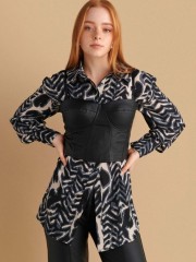 Μαύρο faux-leather μπούστο με φερμουάρ στην πλάτη, μπροστινά διακοσμητικά γαζιά  και σιλικόνη τελείωμα εσωτερικά Attrattivo 