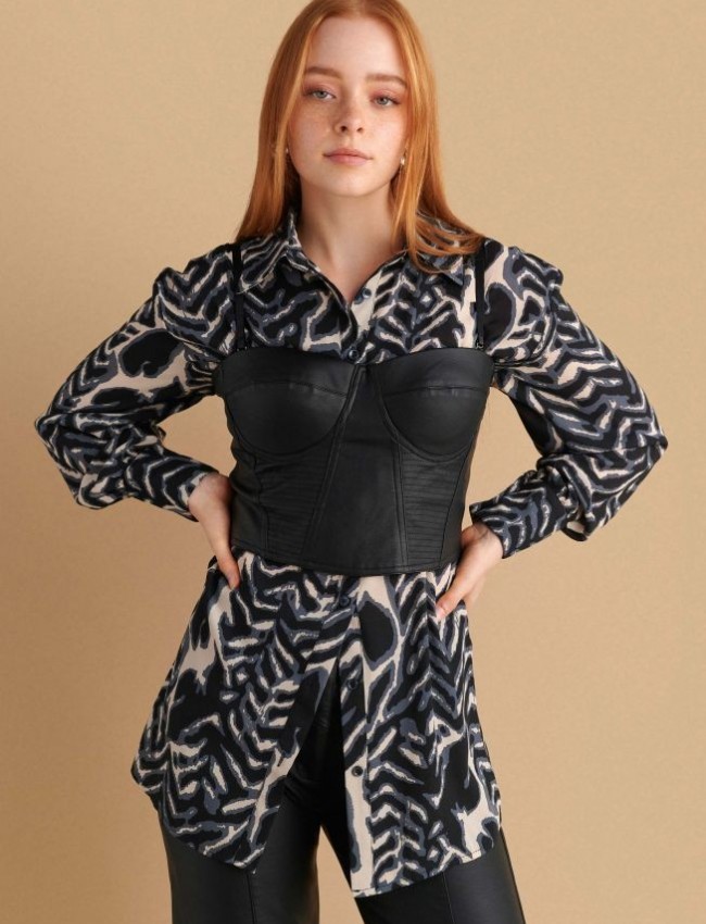 Μαύρο faux-leather μπούστο με φερμουάρ στην πλάτη, μπροστινά διακοσμητικά γαζιά  και σιλικόνη τελείωμα εσωτερικά Attrattivo 