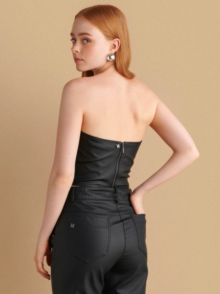 Μαύρο faux-leather μπούστο με φερμουάρ στην πλάτη, μπροστινά διακοσμητικά γαζιά  και σιλικόνη τελείωμα εσωτερικά Attrattivo 