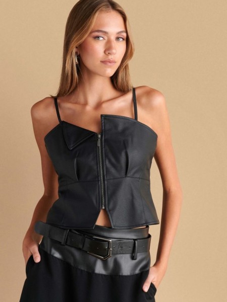 Μαύρο αμάνικο faux-leather μπούστο σε μεσάτη γραμμή, λεπτές ρυθμιζόμενες τιράντες και ασυμμετρία στο τελείωμα Attrattivo