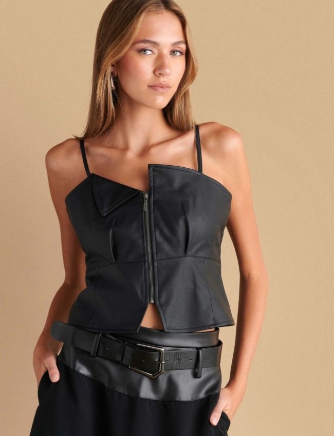 Μαύρο αμάνικο faux-leather μπούστο σε μεσάτη γραμμή, λεπτές ρυθμιζόμενες τιράντες και ασυμμετρία στο τελείωμα Attrattivo