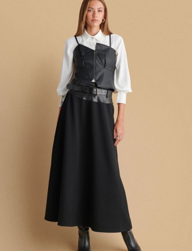 Μαύρο αμάνικο faux-leather μπούστο σε μεσάτη γραμμή, λεπτές ρυθμιζόμενες τιράντες και ασυμμετρία στο τελείωμα Attrattivo