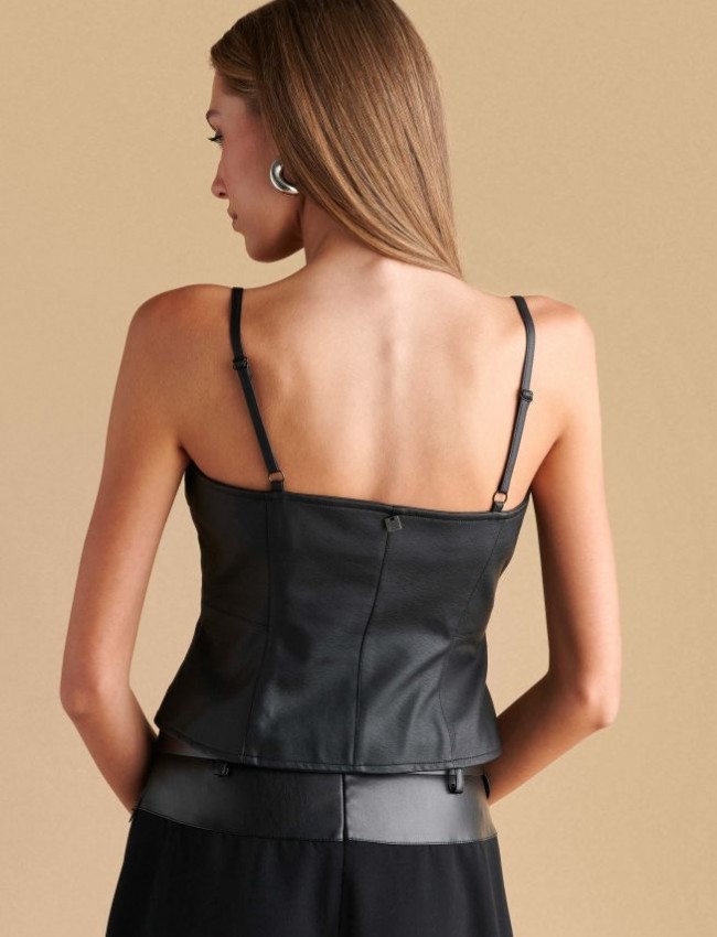 Μαύρο αμάνικο faux-leather μπούστο σε μεσάτη γραμμή, λεπτές ρυθμιζόμενες τιράντες και ασυμμετρία στο τελείωμα Attrattivo