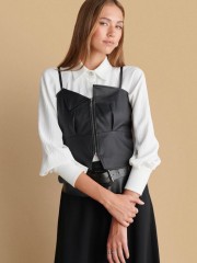 Μαύρο αμάνικο faux-leather μπούστο σε μεσάτη γραμμή, λεπτές ρυθμιζόμενες τιράντες και ασυμμετρία στο τελείωμα Attrattivo