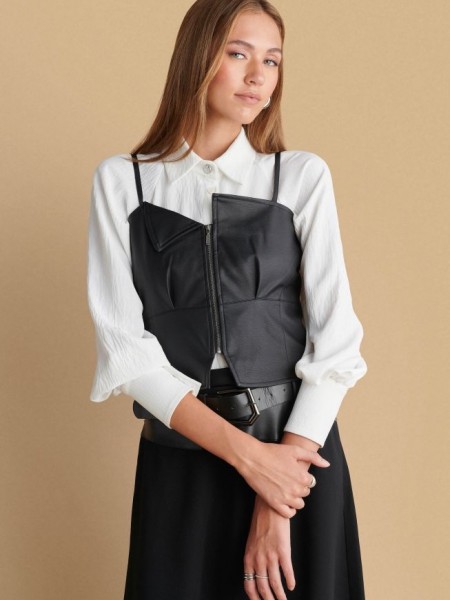 Μαύρο αμάνικο faux-leather μπούστο σε μεσάτη γραμμή, λεπτές ρυθμιζόμενες τιράντες και ασυμμετρία στο τελείωμα Attrattivo