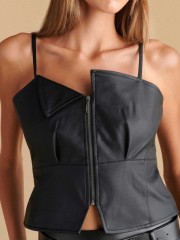 Μαύρο αμάνικο faux-leather μπούστο σε μεσάτη γραμμή, λεπτές ρυθμιζόμενες τιράντες και ασυμμετρία στο τελείωμα Attrattivo