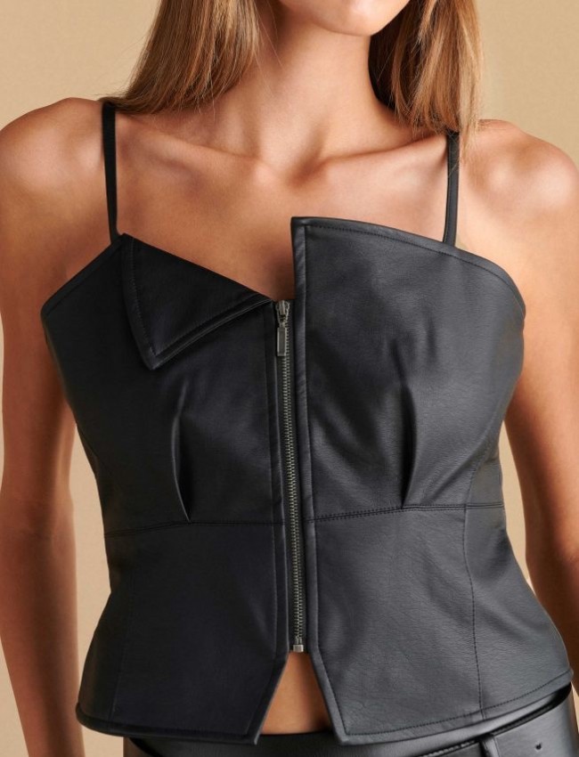 Μαύρο αμάνικο faux-leather μπούστο σε μεσάτη γραμμή, λεπτές ρυθμιζόμενες τιράντες και ασυμμετρία στο τελείωμα Attrattivo