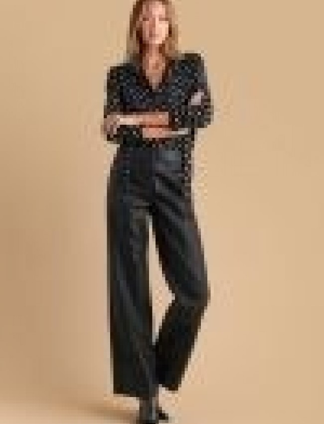 Μαύρη ψηλόμεση faux-leather παντελόνα σε ίσια γραμμή, χωρίς τσέπες πίσω διακοσμητικό ζωνάκι στη μέση, πλαγιές τσέπες και κλείσιμο με κρυφό φερμουάρ και κουμπί μπροστά Attrattivo 