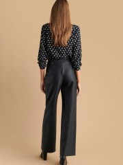 Μαύρη ψηλόμεση faux-leather παντελόνα σε ίσια γραμμή, χωρίς τσέπες πίσω διακοσμητικό ζωνάκι στη μέση, πλαγιές τσέπες και κλείσιμο με κρυφό φερμουάρ και κουμπί μπροστά Attrattivo 