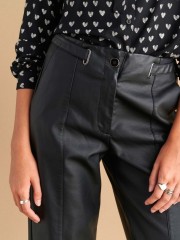 Μαύρη ψηλόμεση faux-leather παντελόνα σε ίσια γραμμή, χωρίς τσέπες πίσω διακοσμητικό ζωνάκι στη μέση, πλαγιές τσέπες και κλείσιμο με κρυφό φερμουάρ και κουμπί μπροστά Attrattivo 