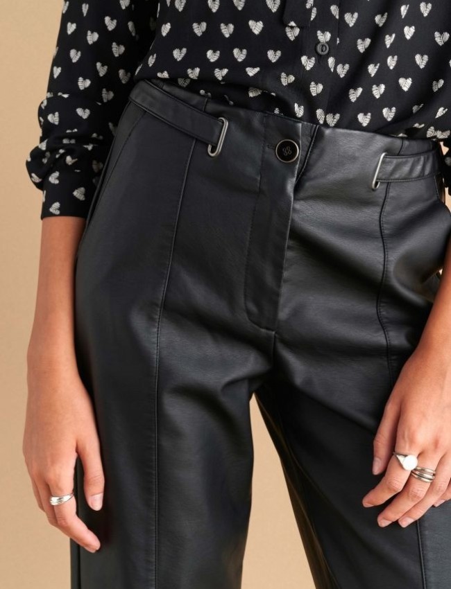 Μαύρη ψηλόμεση faux-leather παντελόνα σε ίσια γραμμή, χωρίς τσέπες πίσω διακοσμητικό ζωνάκι στη μέση, πλαγιές τσέπες και κλείσιμο με κρυφό φερμουάρ και κουμπί μπροστά Attrattivo 