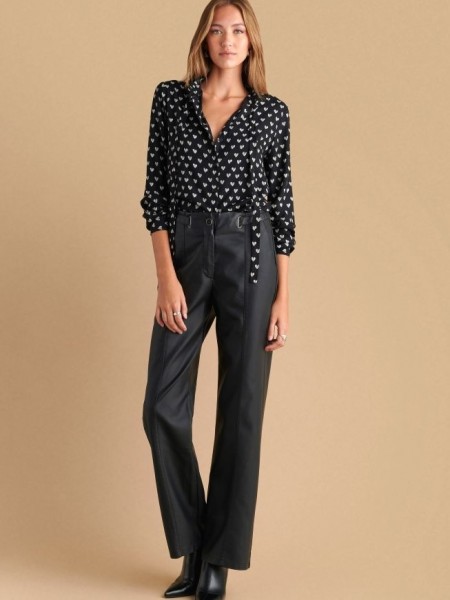 Μαύρη ψηλόμεση faux-leather παντελόνα σε ίσια γραμμή, χωρίς τσέπες πίσω διακοσμητικό ζωνάκι στη μέση, πλαγιές τσέπες και κλείσιμο με κρυφό φερμουάρ και κουμπί μπροστά Attrattivo 