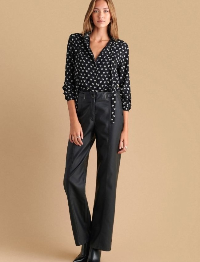 Μαύρη ψηλόμεση faux-leather παντελόνα σε ίσια γραμμή, χωρίς τσέπες πίσω διακοσμητικό ζωνάκι στη μέση, πλαγιές τσέπες και κλείσιμο με κρυφό φερμουάρ και κουμπί μπροστά Attrattivo 
