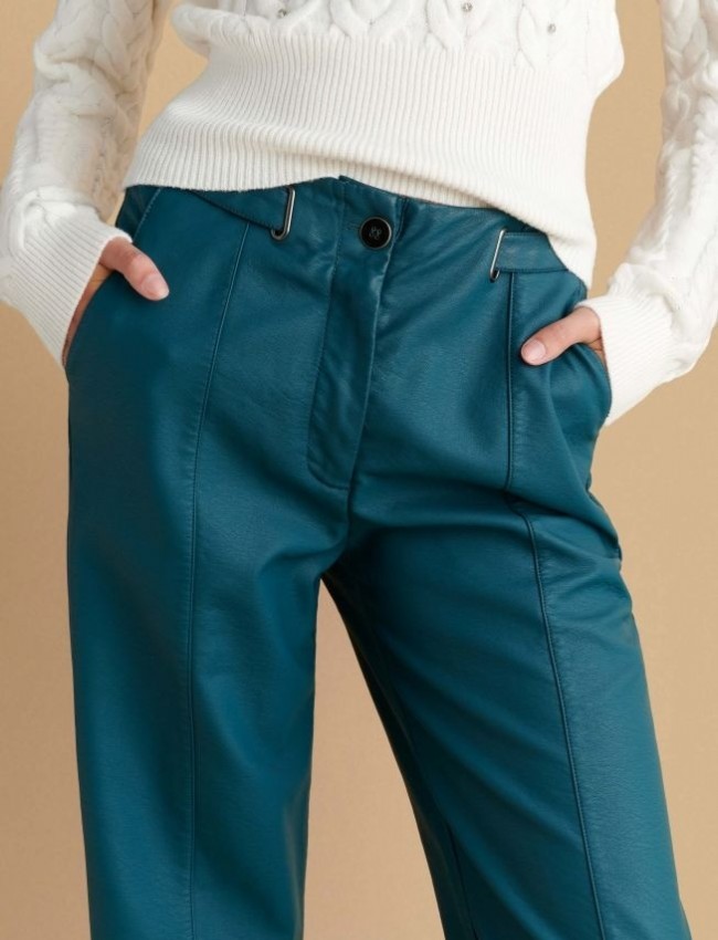 Πετρόλ ψηλόμεση faux-leather παντελόνα σε ίσια γραμμή, χωρίς τσέπες πίσω διακοσμητικό ζωνάκι στη μέση, πλαγιές τσέπες και κλείσιμο με κρυφό φερμουάρ και κουμπί μπροστά Attrattivo 