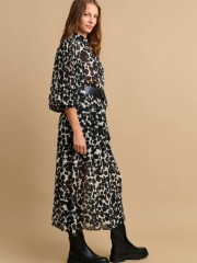 Animal printed μαύρο μακρυμάνικο midi φόρεμα από μουσελίνα με κλειστή λαιμόκοψη, ημιδιάφανο το πάνω μέρος, λάστιχο στην μέση, πλισσέ έντονα μανίκια και αποσπώμενη ζώνη Attrattivo