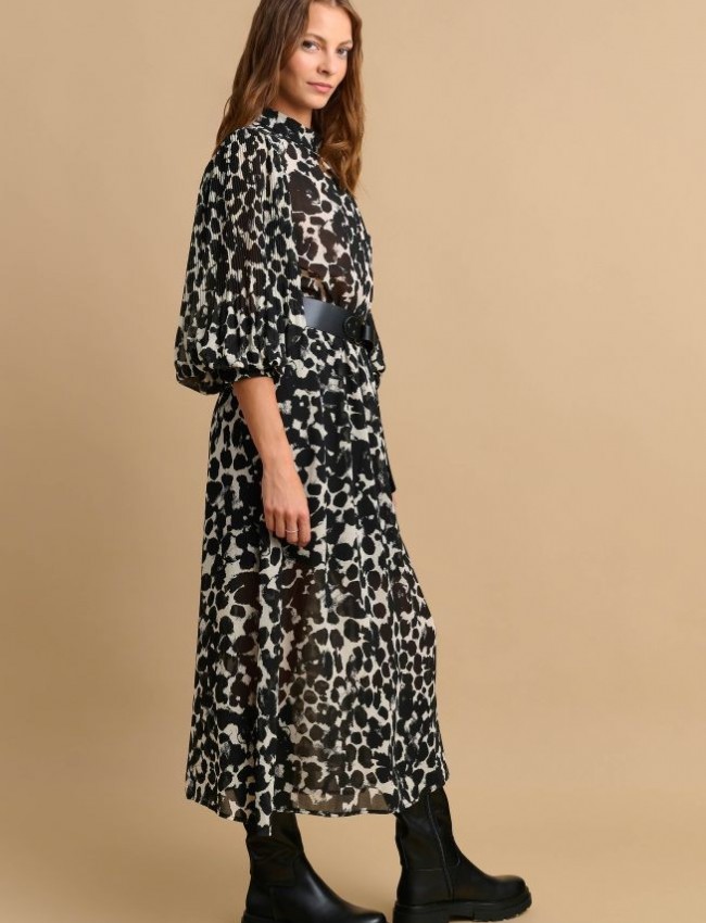 Animal printed μαύρο μακρυμάνικο midi φόρεμα από μουσελίνα με κλειστή λαιμόκοψη, ημιδιάφανο το πάνω μέρος, λάστιχο στην μέση, πλισσέ έντονα μανίκια και αποσπώμενη ζώνη Attrattivo