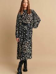Animal printed μαύρο μακρυμάνικο midi φόρεμα από μουσελίνα με κλειστή λαιμόκοψη, ημιδιάφανο το πάνω μέρος, λάστιχο στην μέση, πλισσέ έντονα μανίκια και αποσπώμενη ζώνη Attrattivo