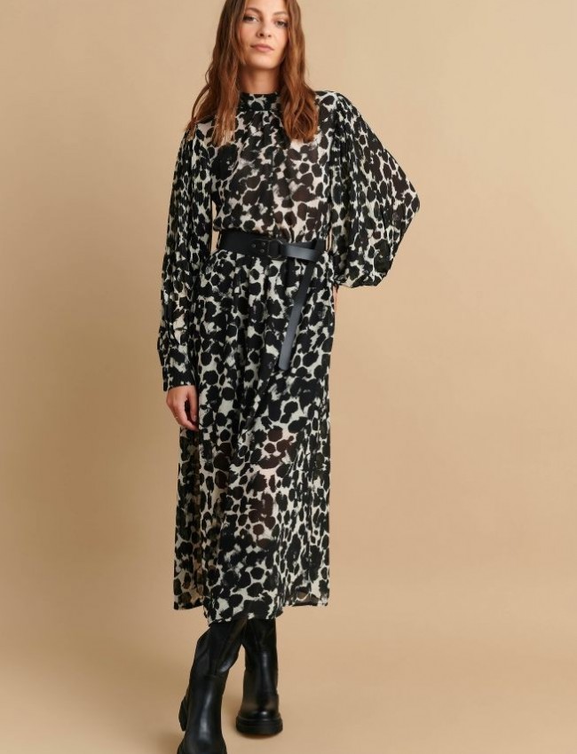 Animal printed μαύρο μακρυμάνικο midi φόρεμα από μουσελίνα με κλειστή λαιμόκοψη, ημιδιάφανο το πάνω μέρος, λάστιχο στην μέση, πλισσέ έντονα μανίκια και αποσπώμενη ζώνη Attrattivo