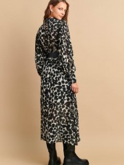 Animal printed μαύρο μακρυμάνικο midi φόρεμα από μουσελίνα με κλειστή λαιμόκοψη, ημιδιάφανο το πάνω μέρος, λάστιχο στην μέση, πλισσέ έντονα μανίκια και αποσπώμενη ζώνη Attrattivo