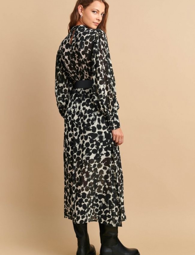 Animal printed μαύρο μακρυμάνικο midi φόρεμα από μουσελίνα με κλειστή λαιμόκοψη, ημιδιάφανο το πάνω μέρος, λάστιχο στην μέση, πλισσέ έντονα μανίκια και αποσπώμενη ζώνη Attrattivo